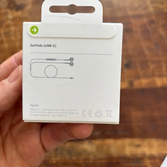 Apple EarPods with USB-C Connector - Picture 3 of 3